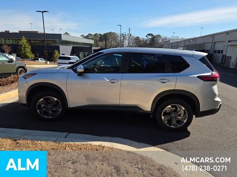 Used 2025 Nissan Rogue SV image 2