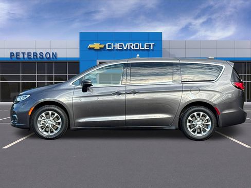 Used 2023 Chrysler Pacifica Touring-L AWD/4WD image 7