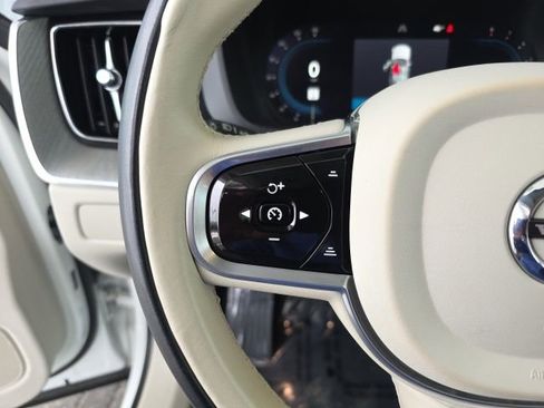 Used 2023 Volvo XC60 B5 Plus image 26