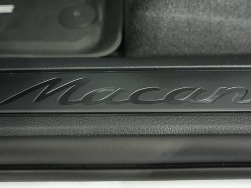 Certified 2025 Porsche Macan AWD/4WD image 32