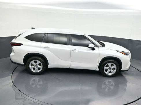 Used 2024 Toyota Highlander LE image 21