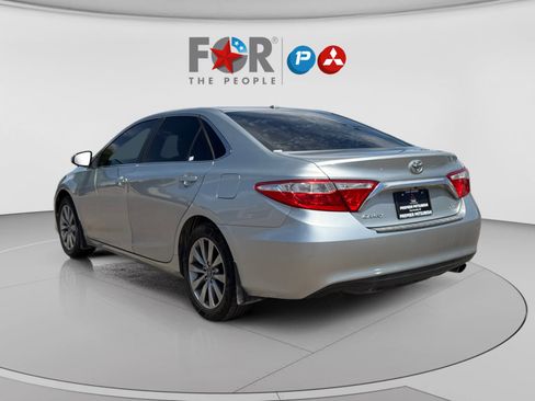 Used 2017 Toyota Camry XLE FWD image 3