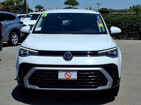 Used 2025 Volkswagen Taos SE FWD image 2