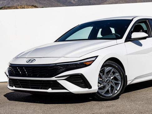 Used 2024 Hyundai Elantra SEL FWD image 2