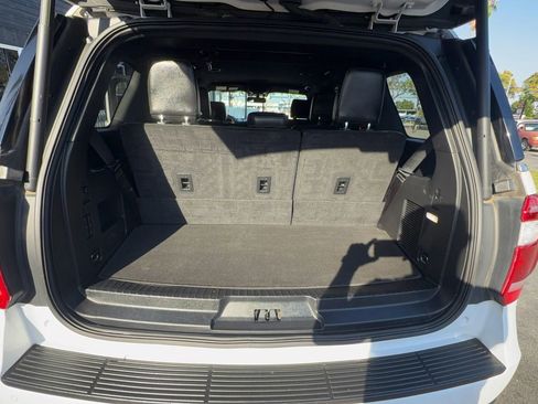 Used 2018 Ford Expedition XLT w/ Equipment Group 202A AWD/4WD image 39