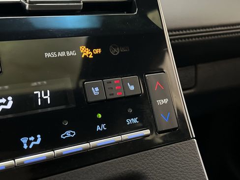 Used 2022 Toyota Avalon Limited image 32