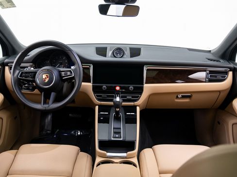Certified 2025 Porsche Macan image 11
