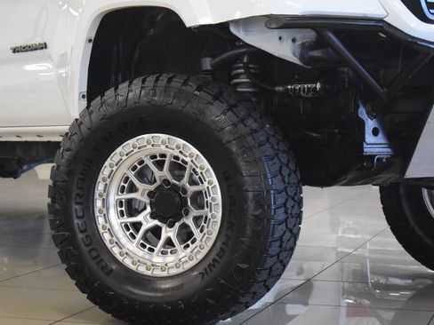 Used 2017 Toyota Tacoma SR5 RWD image 6