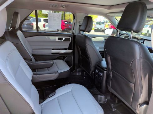 Used 2021 Ford Explorer XLT w/ Equipment Group 202A AWD/4WD image 17