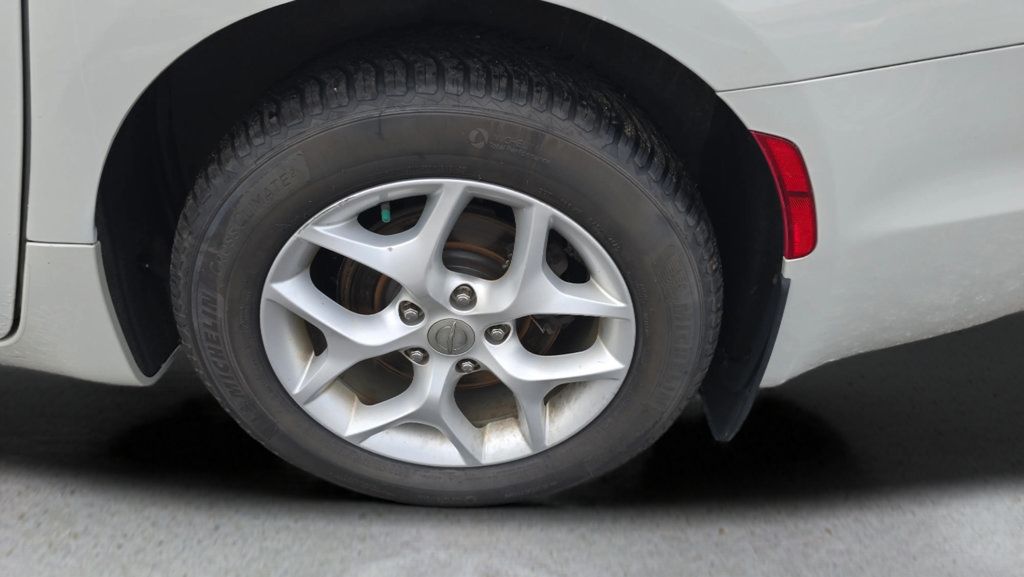 Used 2017 Chrysler Pacifica Touring-L Plus w/ Tire & Wheel Group FWD image 31