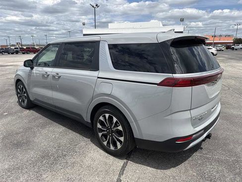 Used 2022 Kia Carnival EX FWD image 8