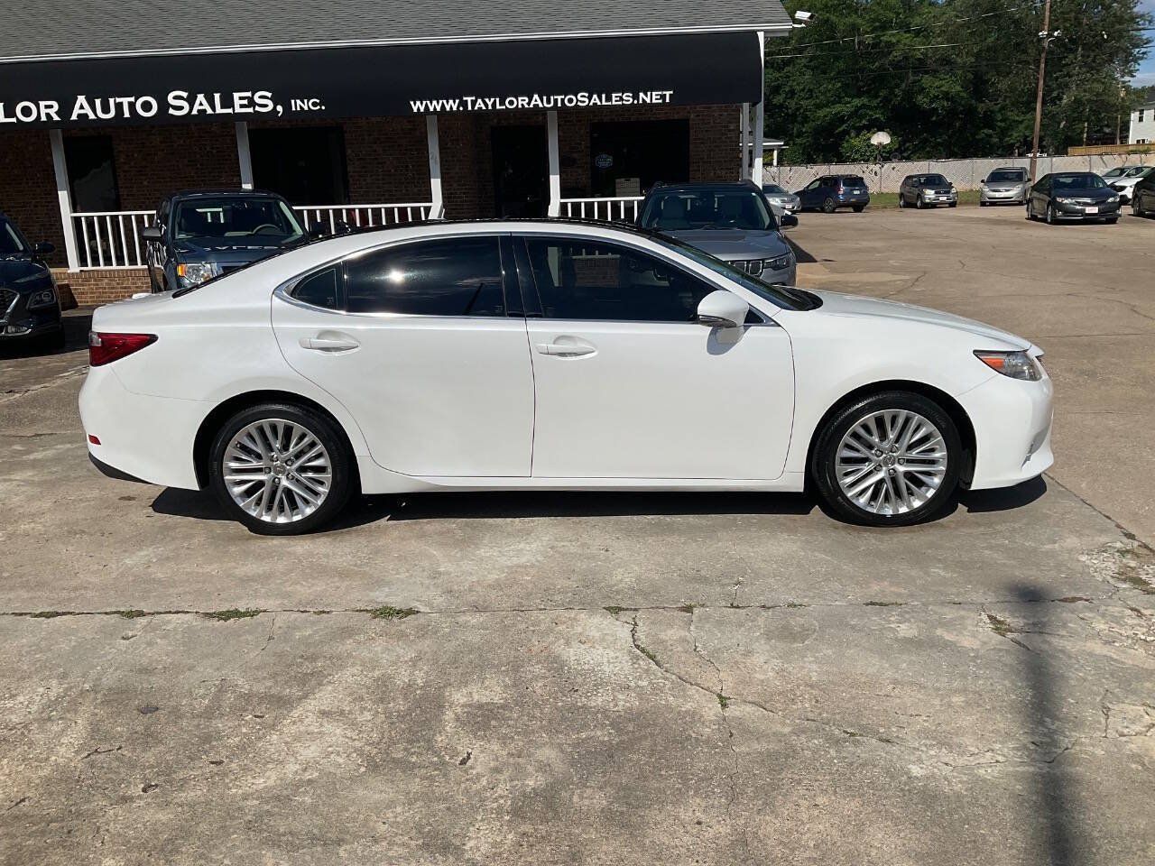 Used 2015 Lexus ES 350 w/ Ultra Luxury Package FWD image 2