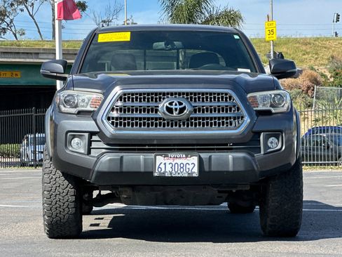 Used 2017 Toyota Tacoma TRD Off-Road image 7