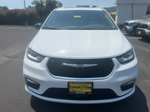 Used 2024 Chrysler Pacifica Limited image 4