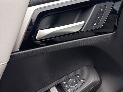 New 2025 Mitsubishi Outlander SE image 16