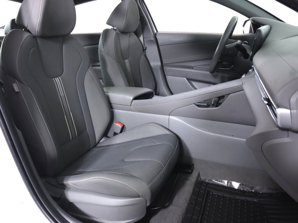 Used 2025 Hyundai Elantra SEL FWD image 39