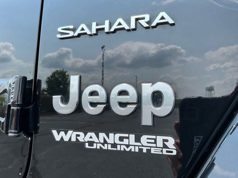 Used 2021 Jeep Wrangler Unlimited Sahara AWD/4WD image 17