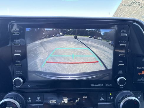 Used 2021 Toyota Highlander XLE FWD image 24
