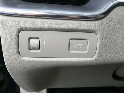 Used 2019 Volvo XC60 T6 Momentum w/ Advanced Package image 11