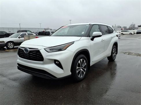 Certified 2022 Toyota Highlander XLE image 3