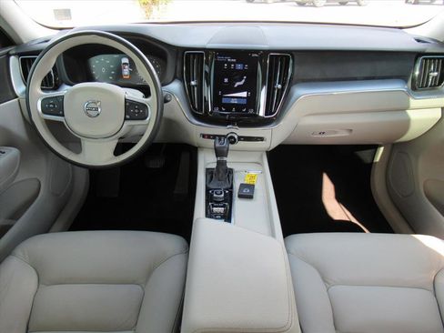 Used 2018 Volvo XC60 T6 Momentum w/ Convenience Package image 11