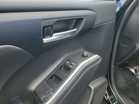 Used 2024 Toyota Highlander XLE FWD image 23
