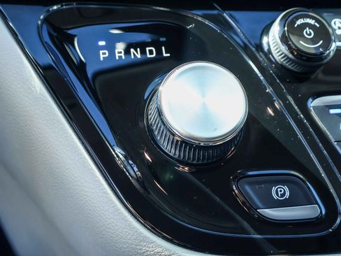 Used 2023 Chrysler Pacifica Touring-L image 9