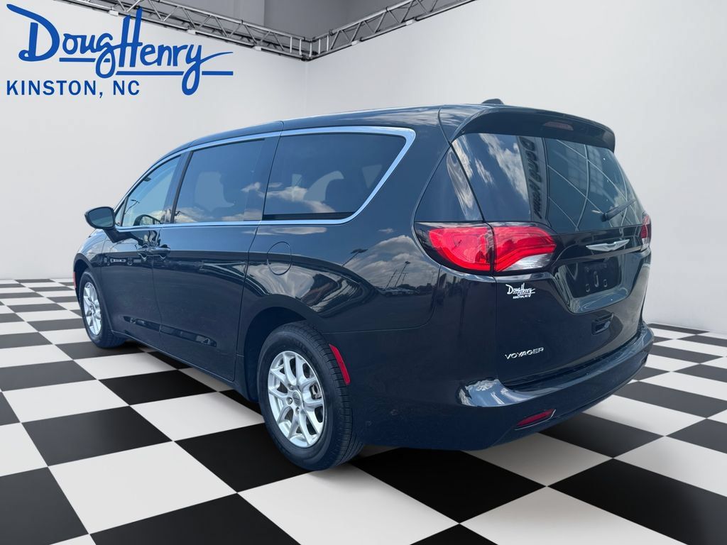 Used 2023 Chrysler Voyager LX FWD image 3