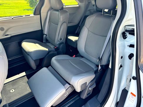 Used 2021 Toyota Sienna Limited image 22