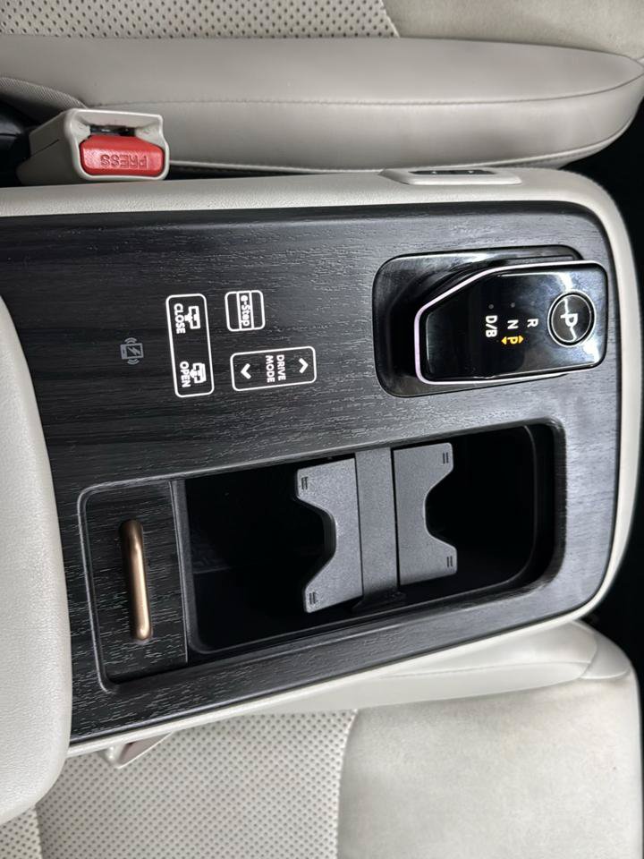 Used 2024 Nissan Ariya AWD image 23