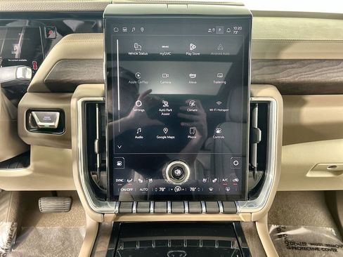 Certified 2025 GMC Yukon XL Denali w/ Denali Reserve Package AWD/4WD image 12