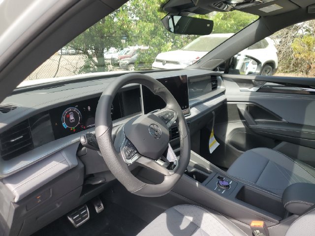 New 2026 Volkswagen Tiguan SE R-Line AWD/4WD image 17