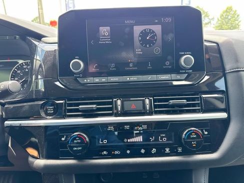 Used 2025 Nissan Pathfinder SV FWD image 29