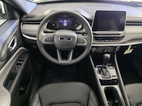 New 2026 Jeep Compass Latitude image 13