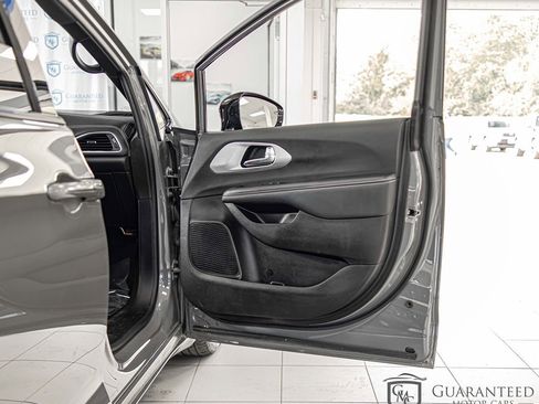 Used 2025 Chrysler Pacifica Limited FWD image 40