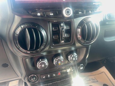 Used 2017 Jeep Wrangler Unlimited Sahara AWD/4WD image 19