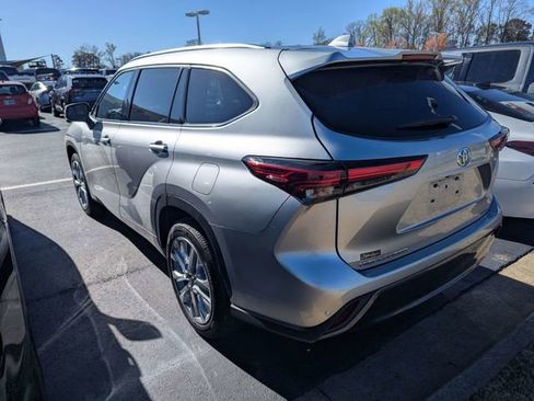 Used 2022 Toyota Highlander Limited image 4