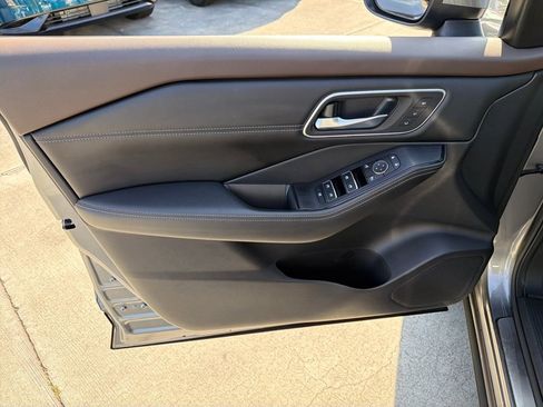 Used 2023 Nissan Rogue Platinum w/ Platinum Premium Package image 18