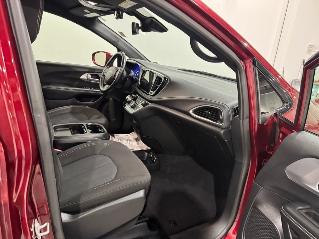 Used 2021 Chrysler Pacifica Touring w/ S Appearance Package FWD image 24
