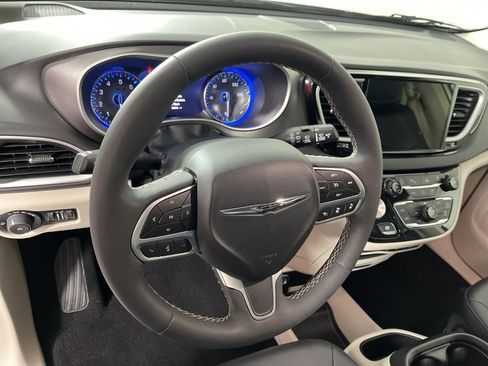 Used 2024 Chrysler Pacifica Touring-L image 27
