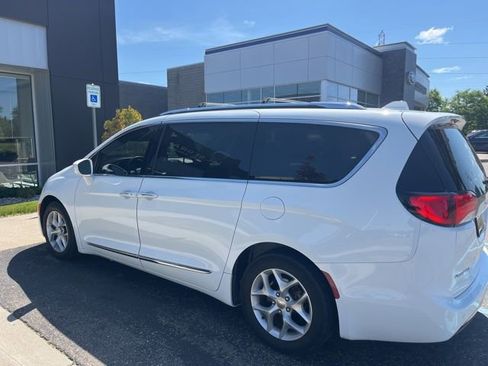 Used 2018 Chrysler Pacifica Touring-L Plus w/ Tire & Wheel Group FWD image 4