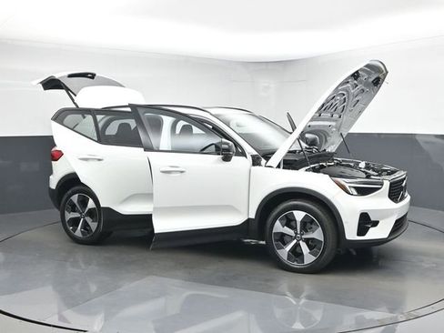 Used 2024 Volvo XC40 B5 Plus image 49