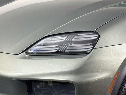 Certified 2025 Porsche Macan 4S Electric AWD/4WD image 24