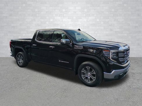 Used 2025 GMC Sierra 1500 SLT image 2