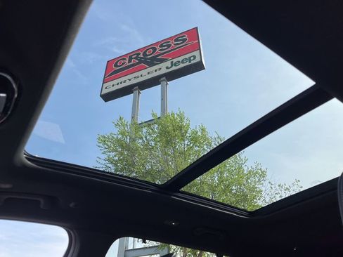 Used 2025 Jeep Grand Cherokee L Overland w/ Luxury Tech Group IV image 4