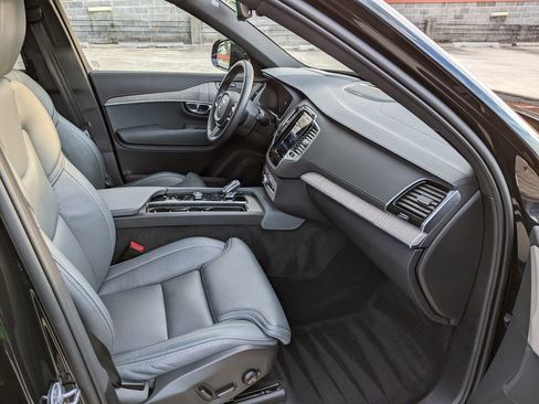 Certified 2024 Volvo XC90 T8 Ultimate w/ Protection Package Premier image 22