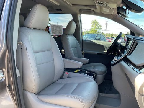 Used 2020 Toyota Sienna XLE Premium w/ Carpet Mat Package FWD image 49
