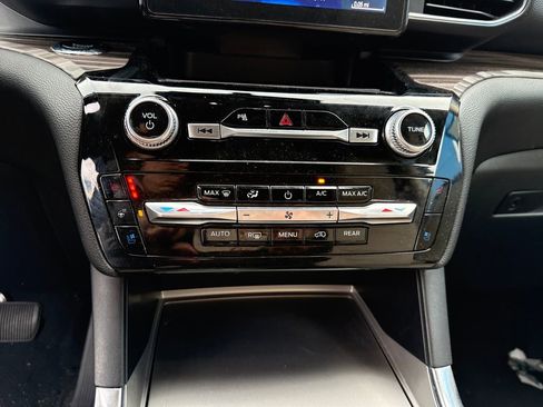 Used 2024 Ford Explorer Limited image 22
