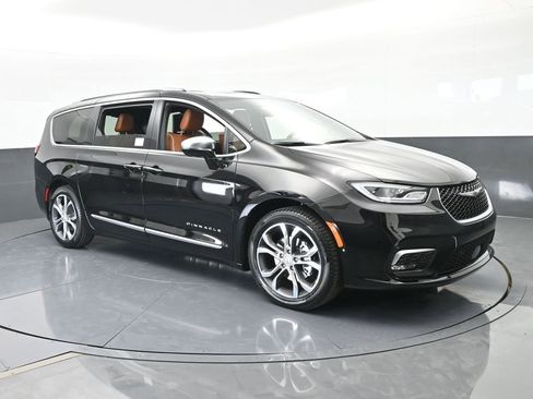 New 2026 Chrysler Pacifica Pinnacle image 8