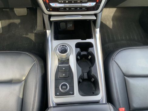 Used 2022 Ford Explorer XLT w/ Equipment Group 202A AWD/4WD image 47